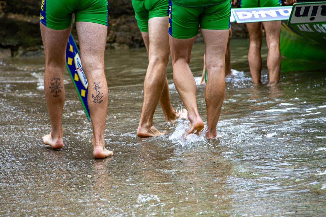 Bahía de la Concha llena de barcas siguiendo la regata, San Sebastián