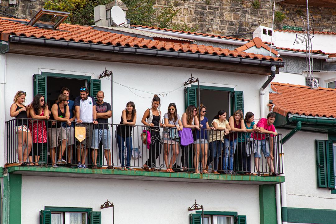 Hombre mayor con pancarta de un club de remo en el paseo de la Concha