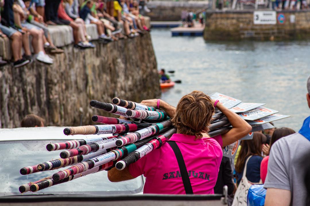Ambiente popular en el muelle de San Sebastián durante la Bandera de la Concha