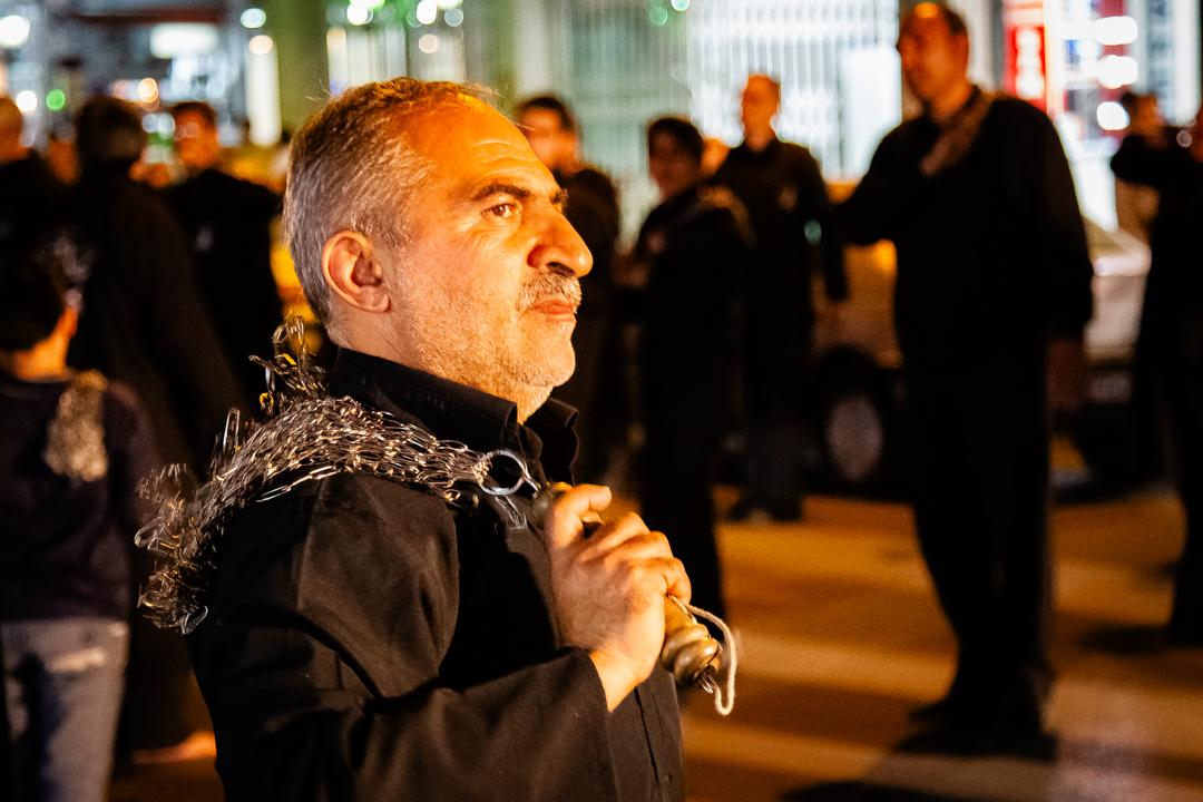Reparto de comida entre los asistentes a la Ashura en una calle iraní