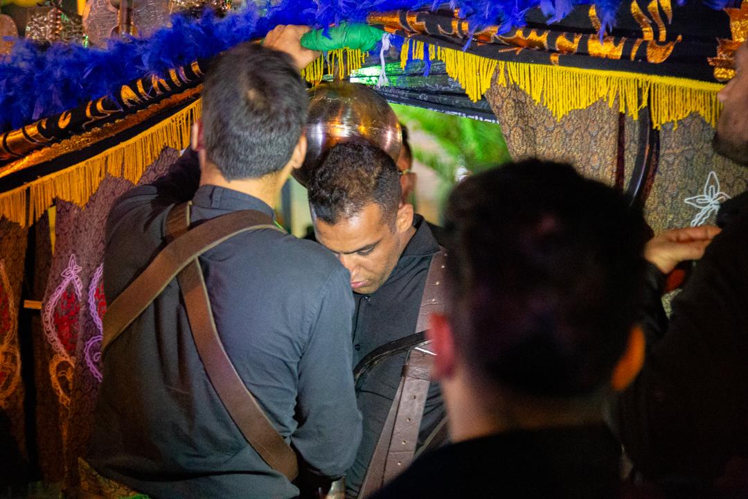 Niño observando una procesión chií de la Ashura en Irán