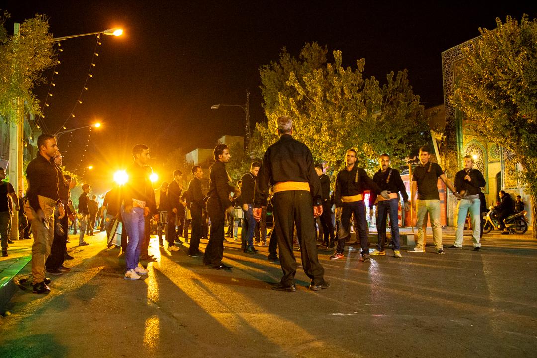 Retrato de un hombre con banda negra durante la Ashura en Irán