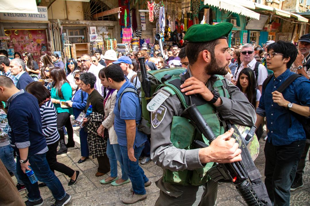 Comerciante en su tienda en un mercado de Cisjordania