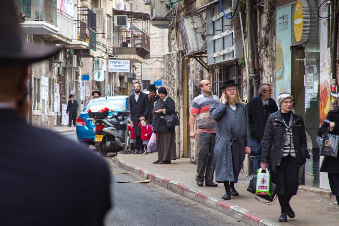 Calle del casco antiguo de Hebrón con red de protección sobre la cabeza