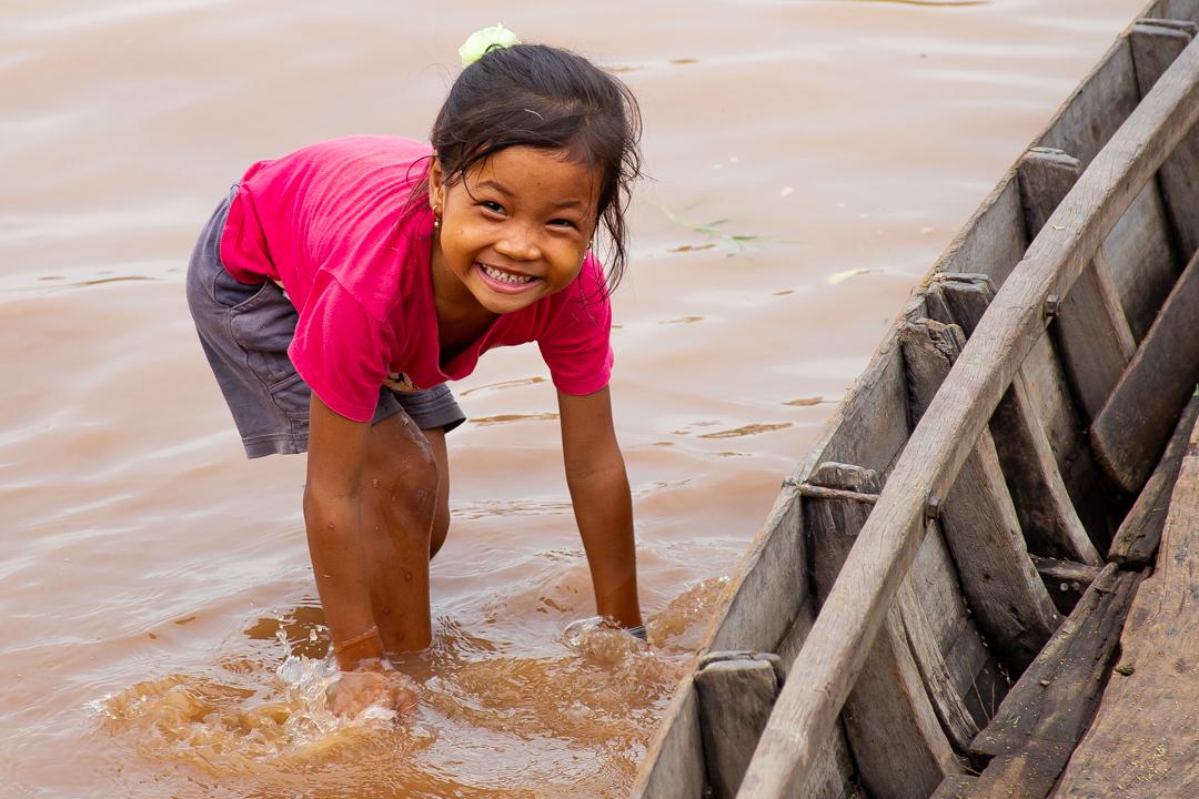 Escena de calle en un mercado de barrio durante un viaje