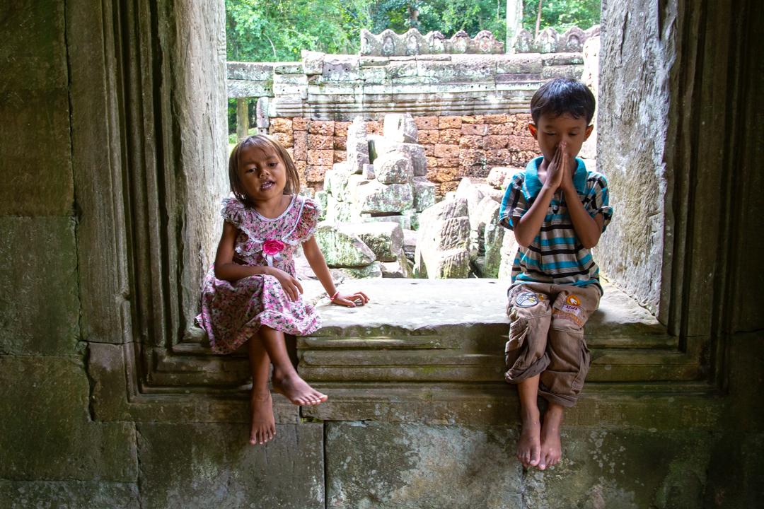 Persona caminando bajo un toldo en una calle estrecha