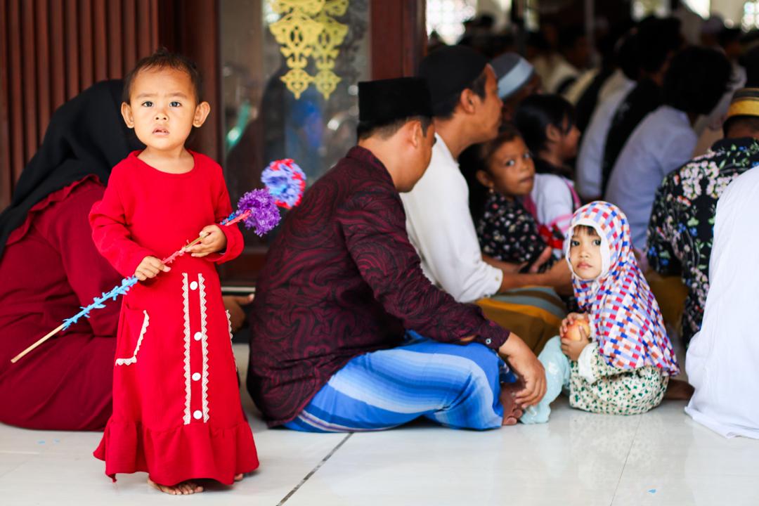 Pareja sentada en un banco al final del día en una plaza desconocida