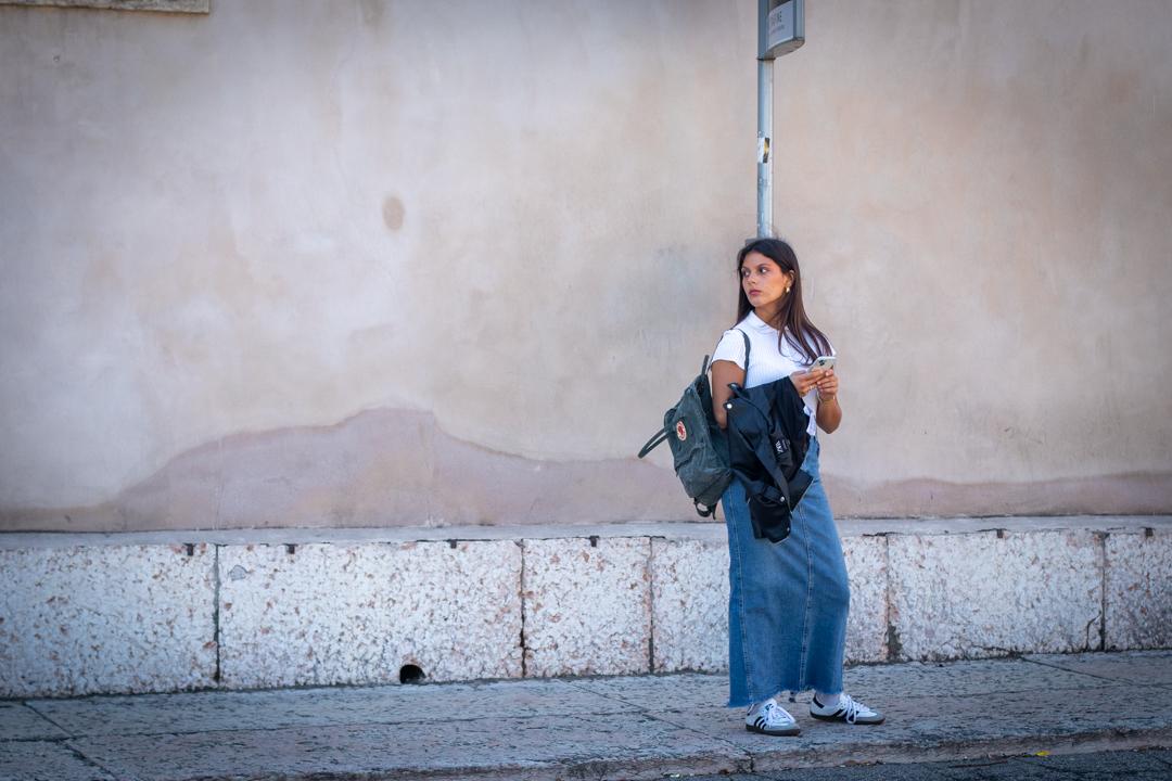 Niños jugando en una calle al atardecer durante un viaje